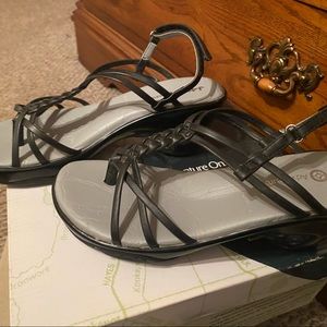 Womens sz 7 Adventure On Lilly Black Sandal. NBW new in box